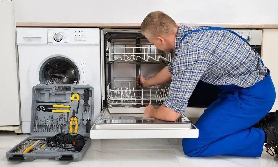 Akçakoca Termoteknik servisi teknisyen ekibi beyaz eşya tamiri yaparken